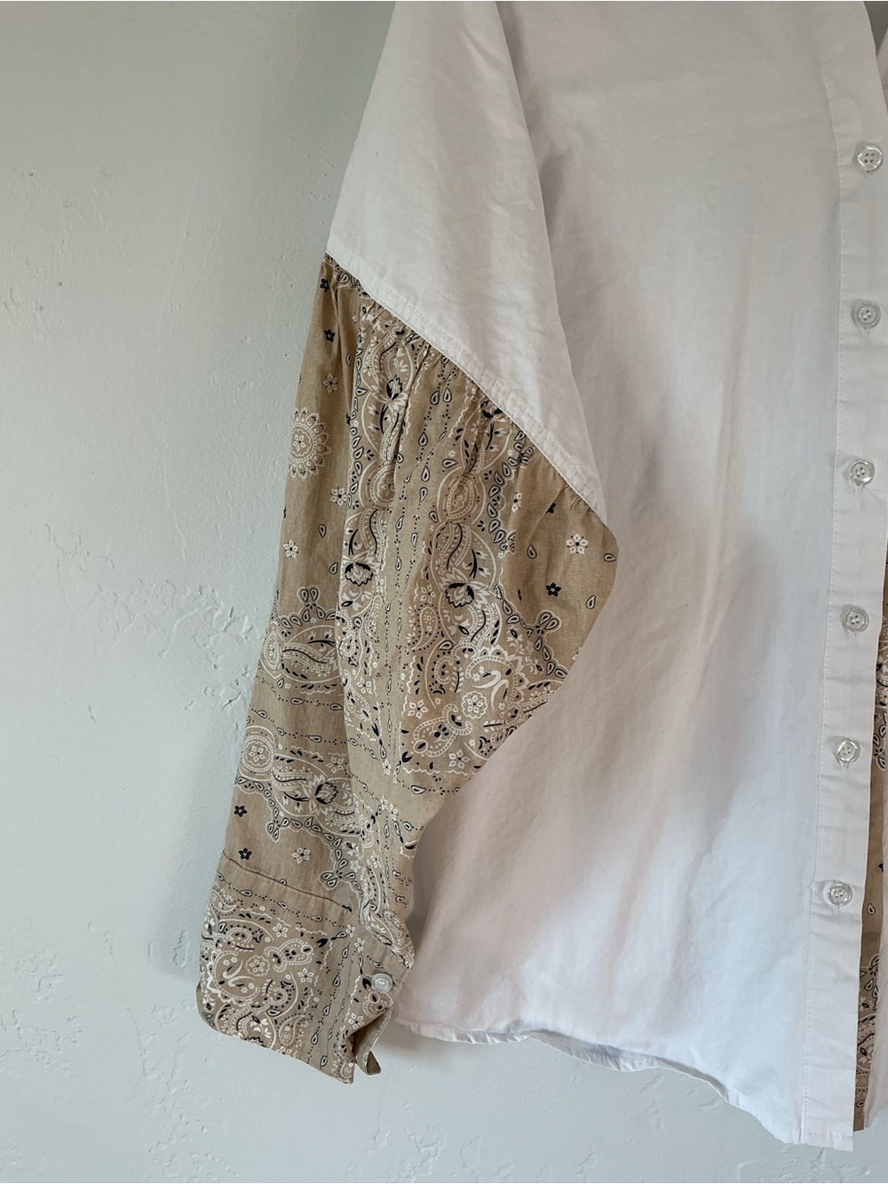 POL Oversized White Button-Down Shirt with Tan Bandana Details - Picture 5 of 10